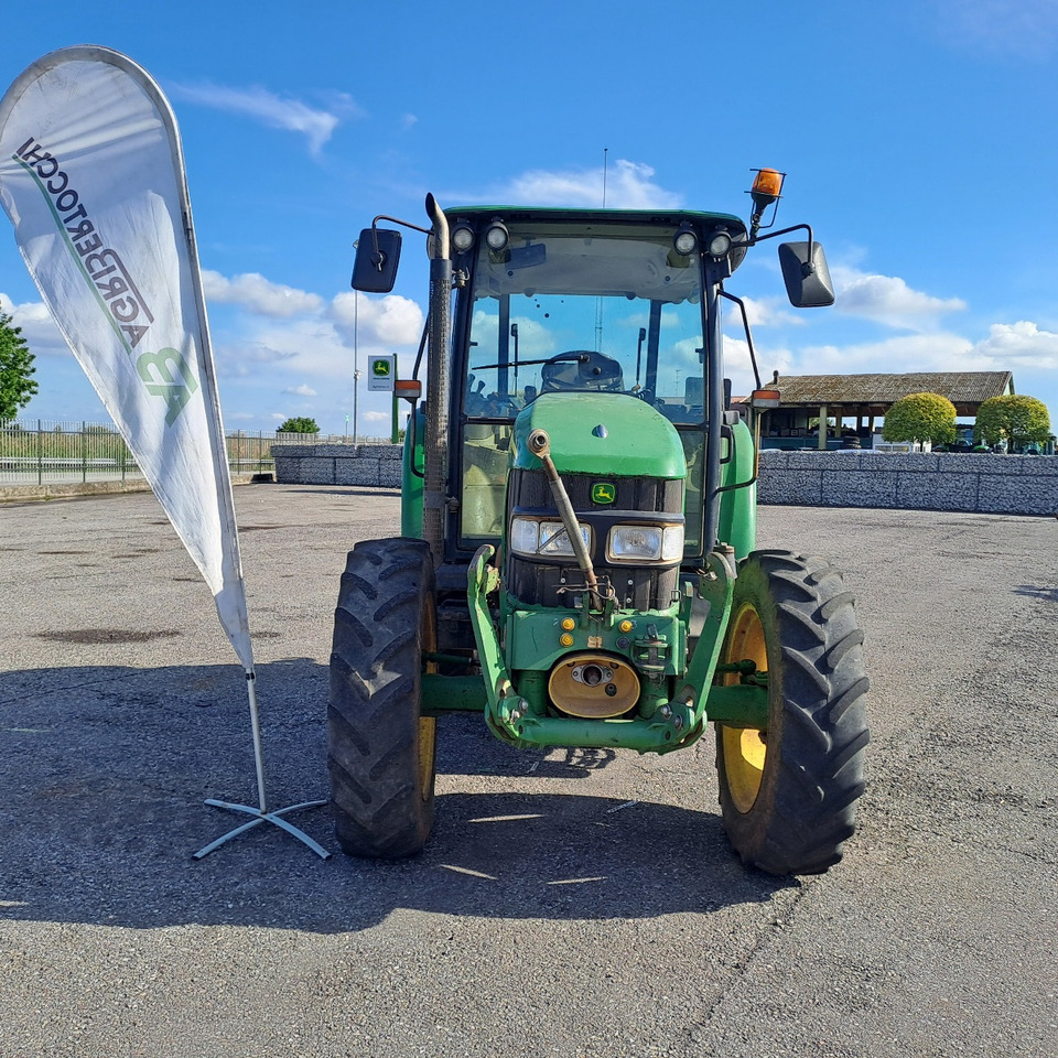 JOHN DEERE 5820 - Farm tractor: picture 3 JOHN DEERE 5820 - Farm tractor: picture 3