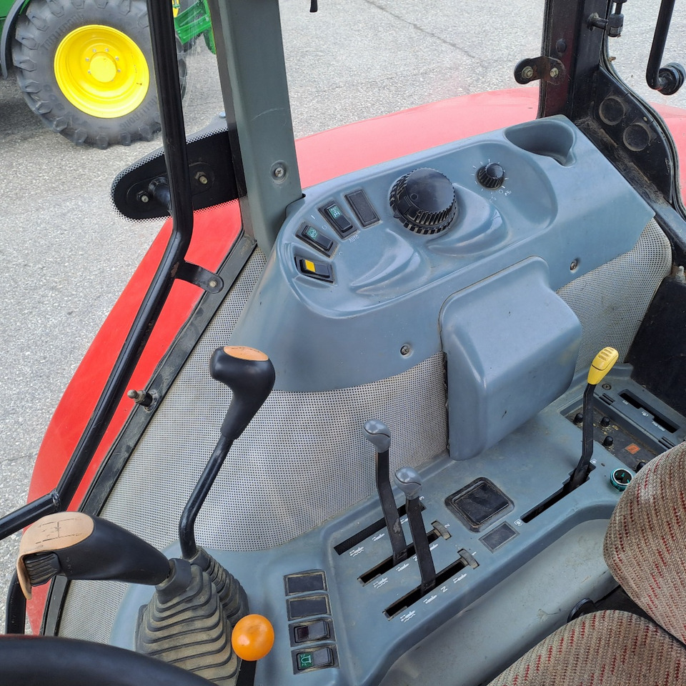 Leasing of  Mc CORMICK Cx85 Xtrashift Mc CORMICK Cx85 Xtrashift: picture 9