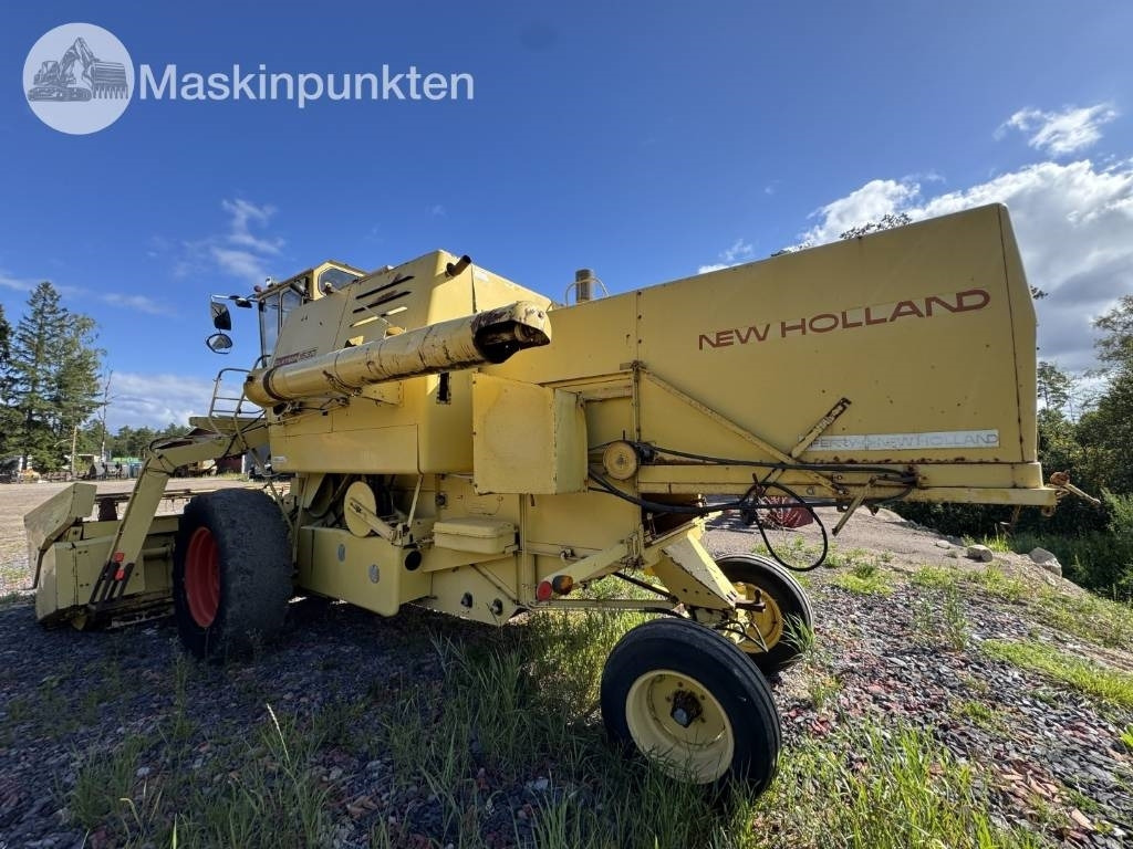 New Holland 1530 - Combine harvester: picture 2 New Holland 1530 - Combine harvester: picture 2