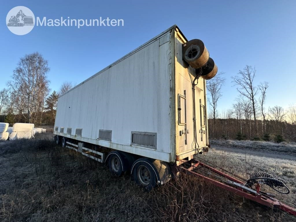 Skåpsläp med hydrauliskt öppningsbar sida - Closed box trailer: picture 3 Skåpsläp med hydrauliskt öppningsbar sida - Closed box trailer: picture 3