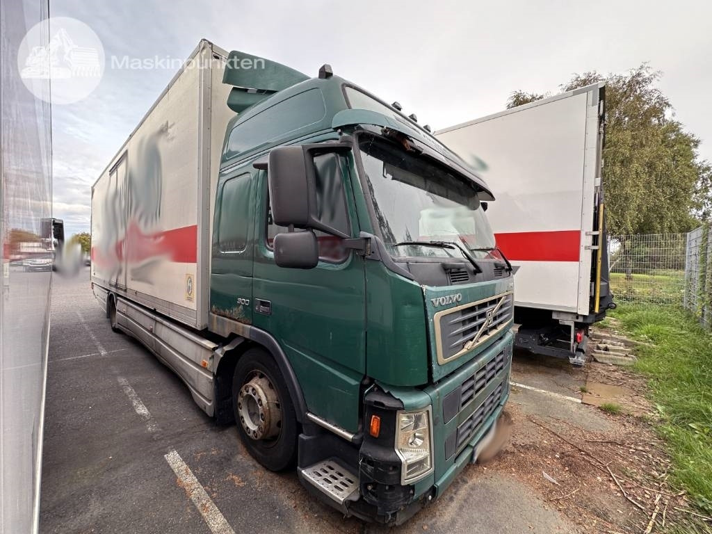 Volvo FM 9 300  - Box truck: picture 2 Volvo FM 9 300  - Box truck: picture 2