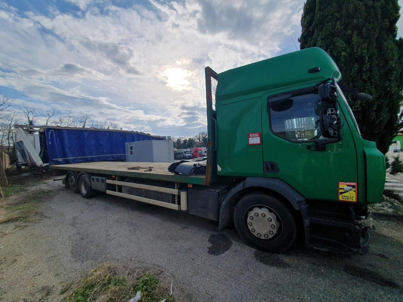 RENAULT D WIDE PLATEAU - Dropside/ Flatbed truck: picture 3 RENAULT D WIDE PLATEAU - Dropside/ Flatbed truck: picture 3