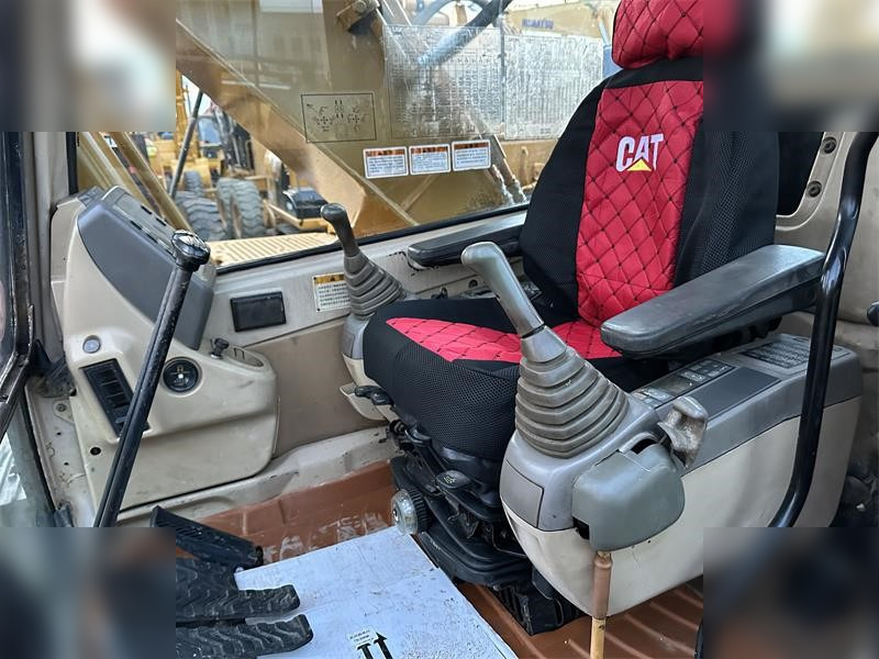 Crawler excavator CATERPILLAR 320BL: picture 6