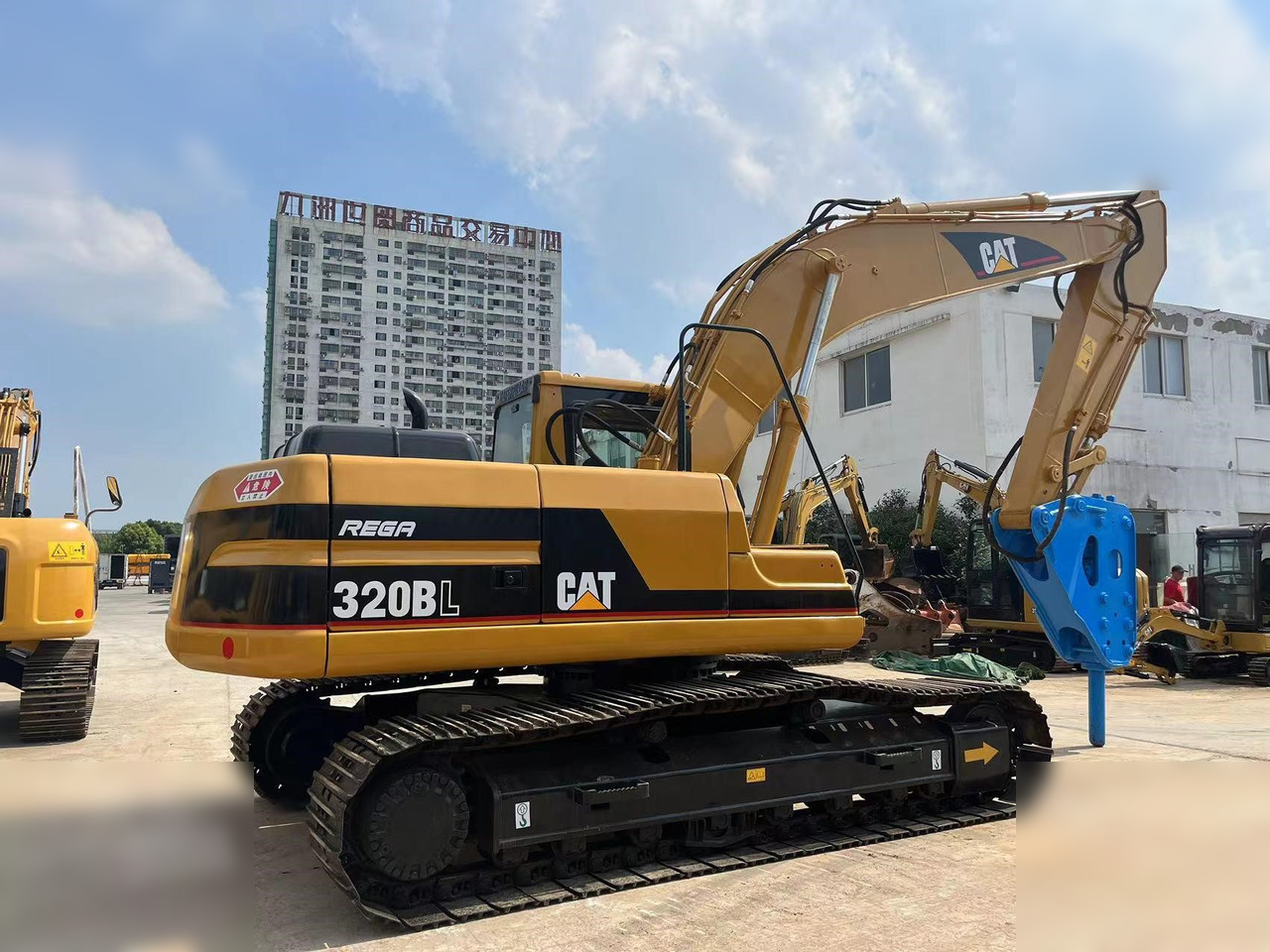 CATERPILLAR 320BL - Crawler excavator: picture 2 CATERPILLAR 320BL - Crawler excavator: picture 2