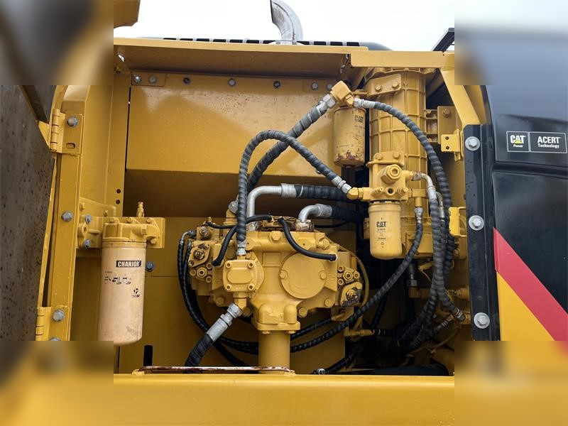 Crawler excavator CATERPILLAR 323DL: picture 8