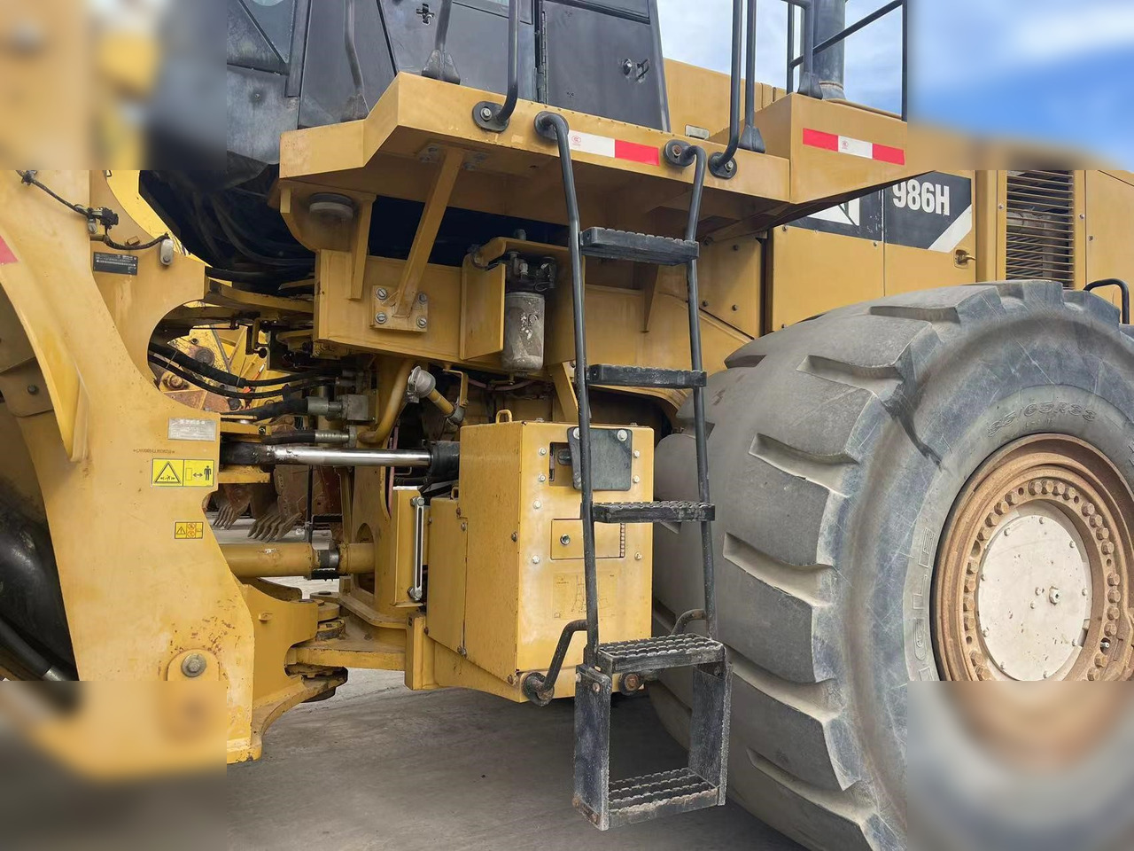 Wheel loader CATERPILLAR 986H: picture 6