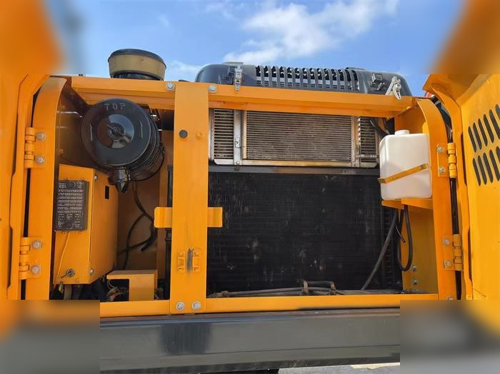 Crawler excavator HYUNDAI HX220HD: picture 8