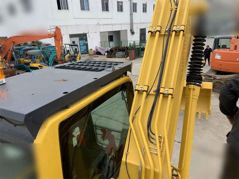Crawler excavator KOMATSU PC200-8: picture 7