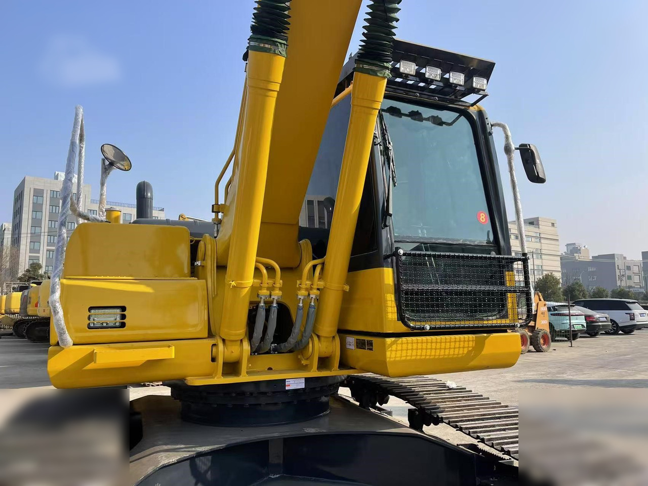 KOMATSU PC220-8 - Crawler excavator: picture 3 KOMATSU PC220-8 - Crawler excavator: picture 3