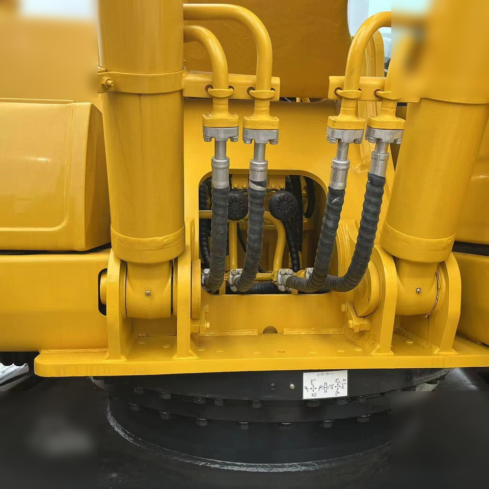 Crawler excavator KOMATSU PC240 LC-8: picture 6