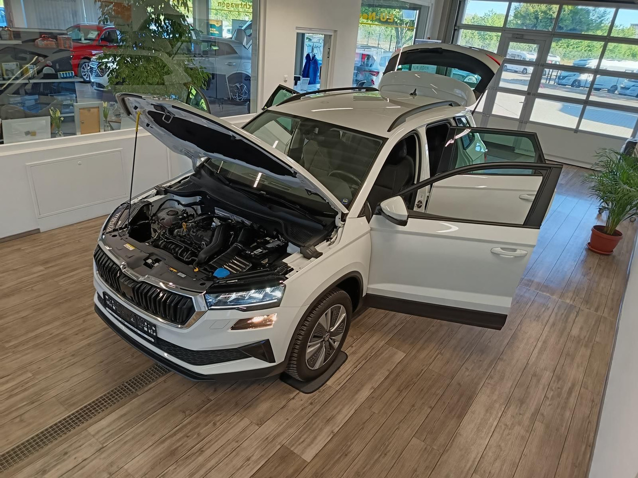 Skoda Karoq Style 1,5TSI DSG*AHK-VORBER*NAVI*LED*R-KAM - SUV: picture 2 Skoda Karoq Style 1,5TSI DSG*AHK-VORBER*NAVI*LED*R-KAM - SUV: picture 2