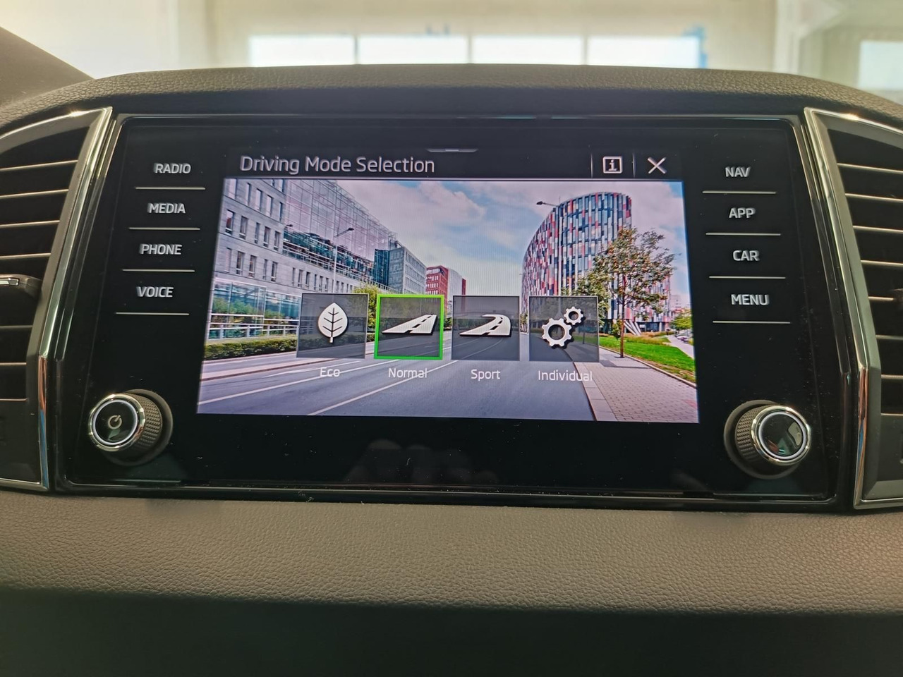 SUV Skoda Karoq Style 1,5TSI DSG*AHK-VORBER*NAVI*LED*R-KAM: picture 15 SUV Skoda Karoq Style 1,5TSI DSG*AHK-VORBER*NAVI*LED*R-KAM: picture 15