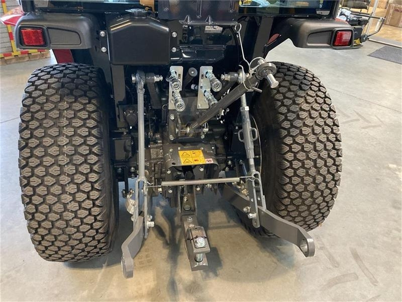 Massey Ferguson 1740 HC Frontlift/pto og 150 cm fejemaskine - Municipal tractor: picture 5 Massey Ferguson 1740 HC Frontlift/pto og 150 cm fejemaskine - Municipal tractor: picture 5