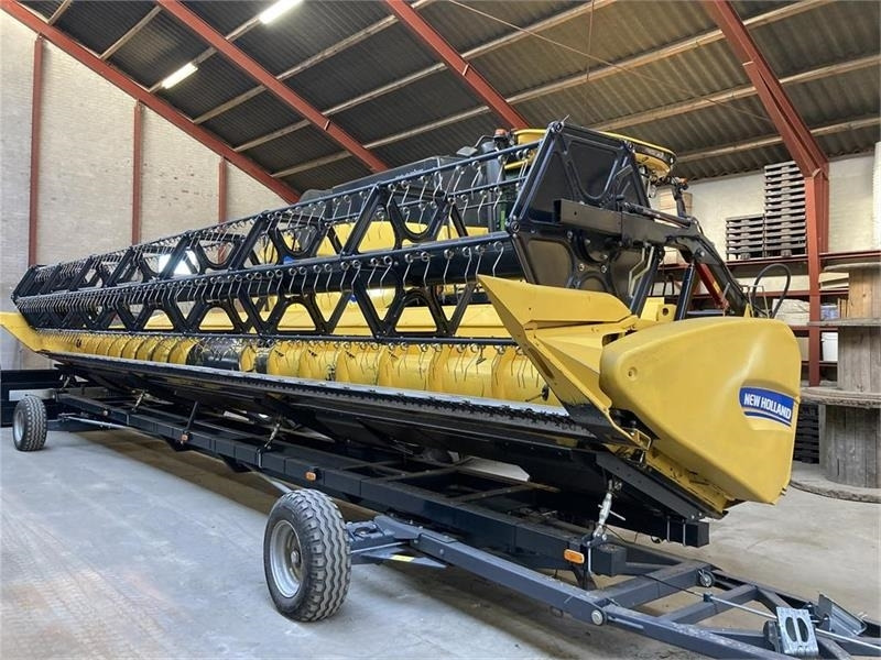 New Holland 35” Varifeed - Harvester attachment: picture 1 New Holland 35” Varifeed - Harvester attachment: picture 1