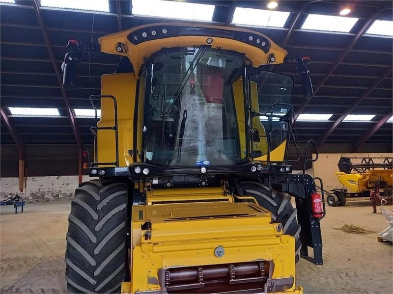 New Holland CR9.80 - Combine harvester: picture 3 New Holland CR9.80 - Combine harvester: picture 3