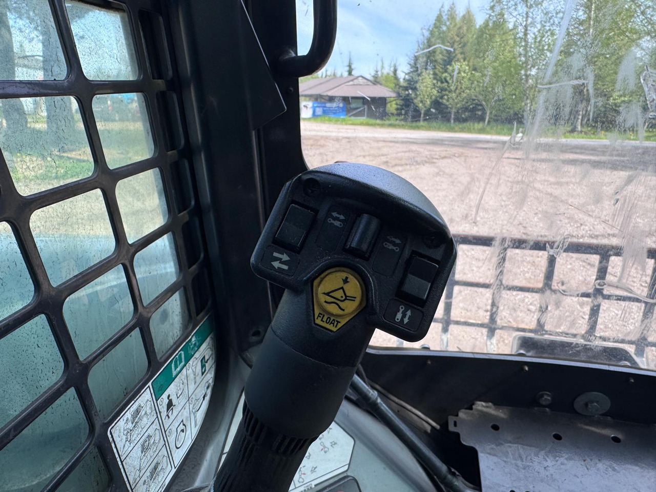 Skid steer loader BOBCAT S570: picture 10