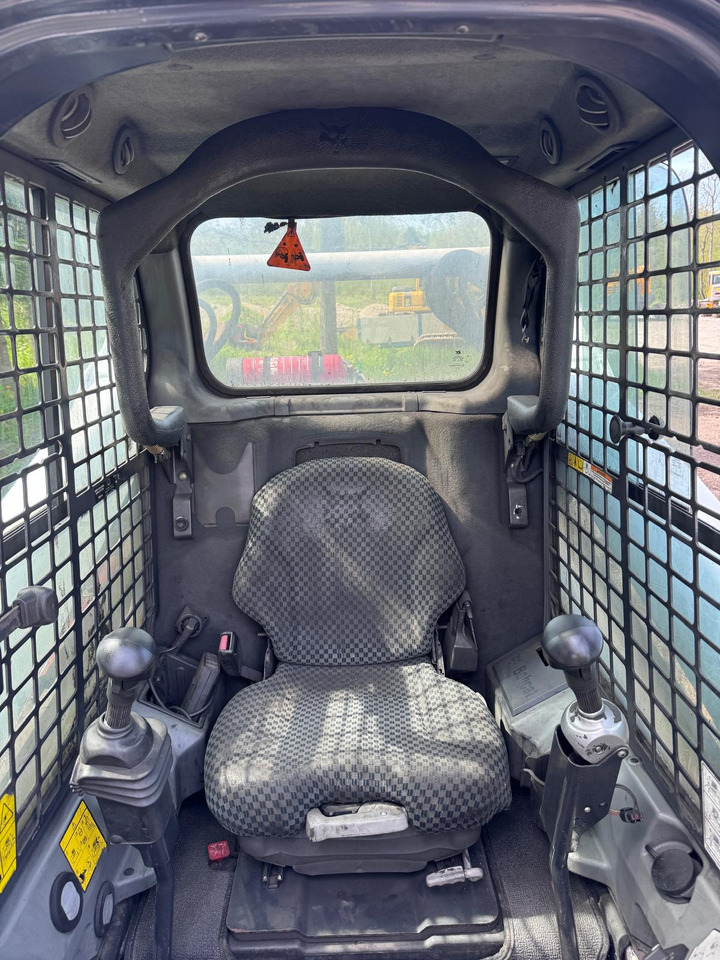 Skid steer loader BOBCAT S570: picture 7