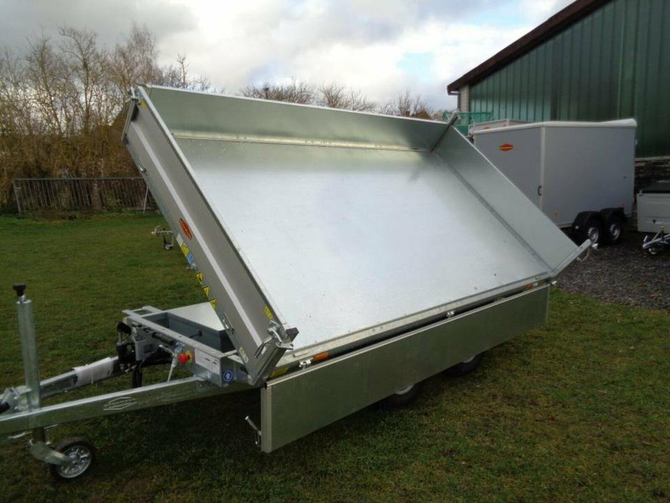 Böckmann PKW-Anhänger E-Pumpe Dreiseitenkipper 2,7 to Blechcover - Tipper trailer: picture 1 Böckmann PKW-Anhänger E-Pumpe Dreiseitenkipper 2,7 to Blechcover - Tipper trailer: picture 1