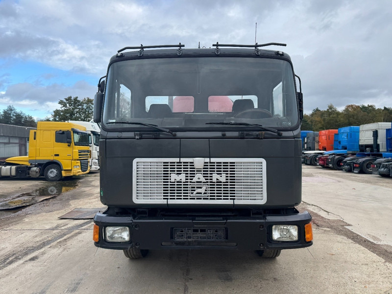MAN 18.232 (8000 L / 6 CYLINDER WITH MANUAL PUMP / STEEL SUSPENSION) - Vacuum truck: picture 2 MAN 18.232 (8000 L / 6 CYLINDER WITH MANUAL PUMP / STEEL SUSPENSION) - Vacuum truck: picture 2