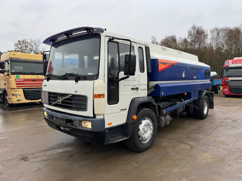 Volvo FL 6 - 220 (11000 L / 2 COMPARTMENTS / 18 TON / MANUAL GEARBOX / PERFECT) - Tank truck: picture 1 Volvo FL 6 - 220 (11000 L / 2 COMPARTMENTS / 18 TON / MANUAL GEARBOX / PERFECT) - Tank truck: picture 1