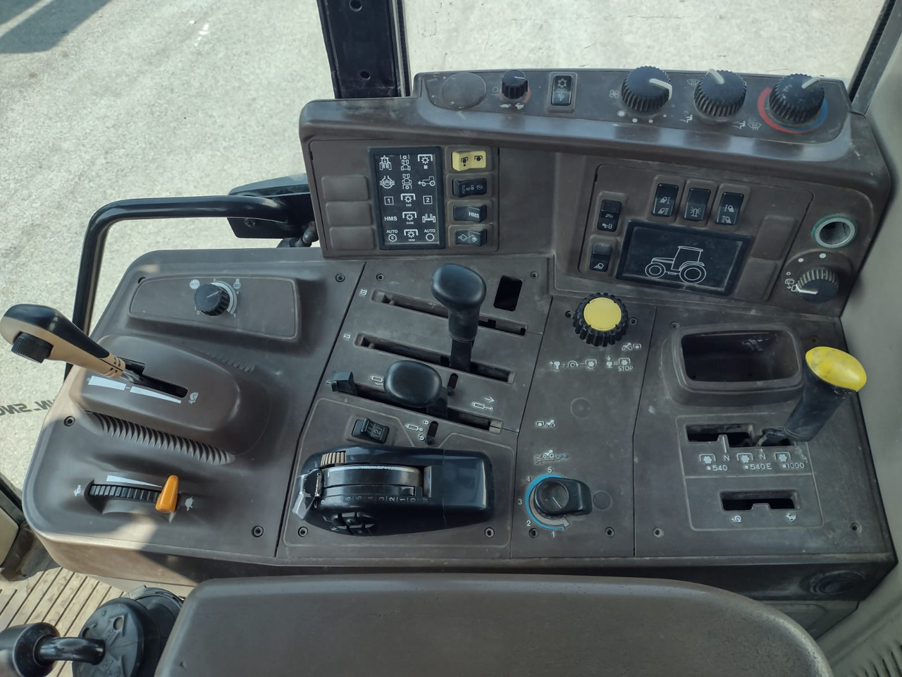 JOHN DEERE 6520 PREMIUM - Farm tractor: picture 2 JOHN DEERE 6520 PREMIUM - Farm tractor: picture 2