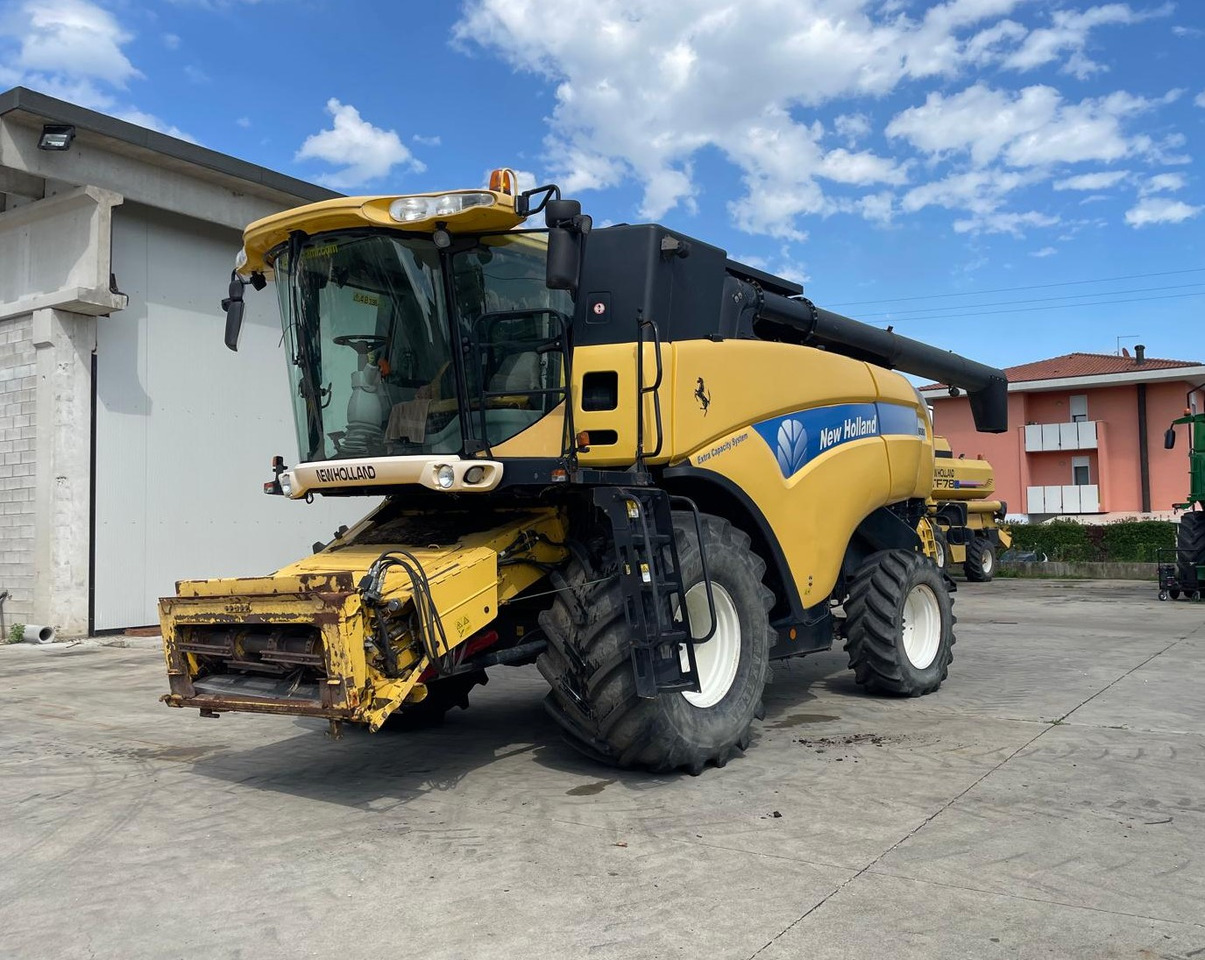 NEW HOLLAND MIETITREBBIA CX 8080 - Combine harvester: picture 1 NEW HOLLAND MIETITREBBIA CX 8080 - Combine harvester: picture 1