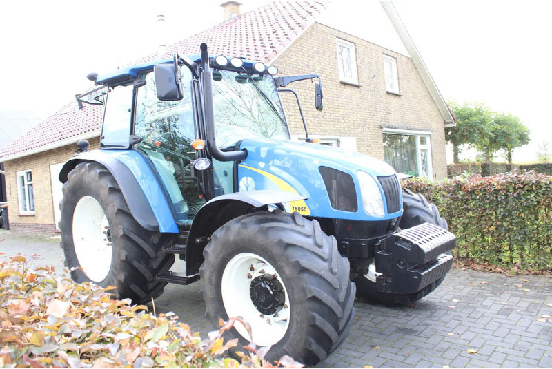 New Holland T5050 - Farm tractor: picture 2 New Holland T5050 - Farm tractor: picture 2