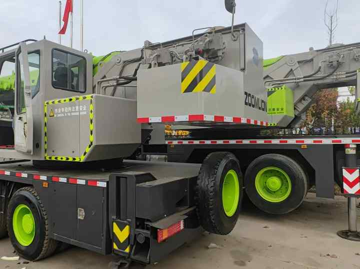 Second Hand ZOOMLION 25 Ton ZTC250V531 30 Ton ZTC300V532 70 Ton ZTC700H6 Hydraulmic Mobile Truck Crane on Sale - Mobile crane: picture 5 Second Hand ZOOMLION 25 Ton ZTC250V531 30 Ton ZTC300V532 70 Ton ZTC700H6 Hydraulmic Mobile Truck Crane on Sale - Mobile crane: picture 5