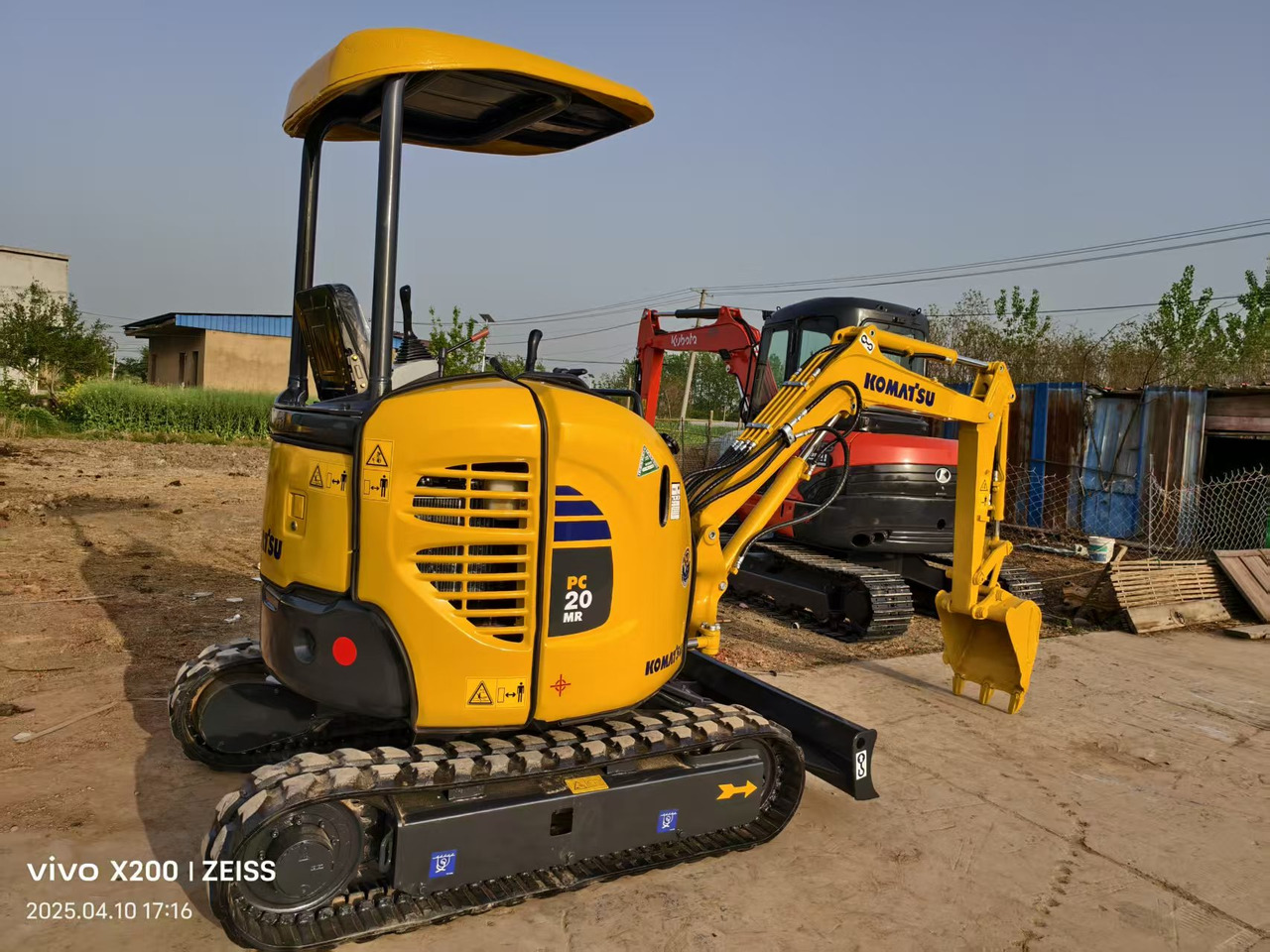 Mini excavator KOMATSU 20MR: picture 6