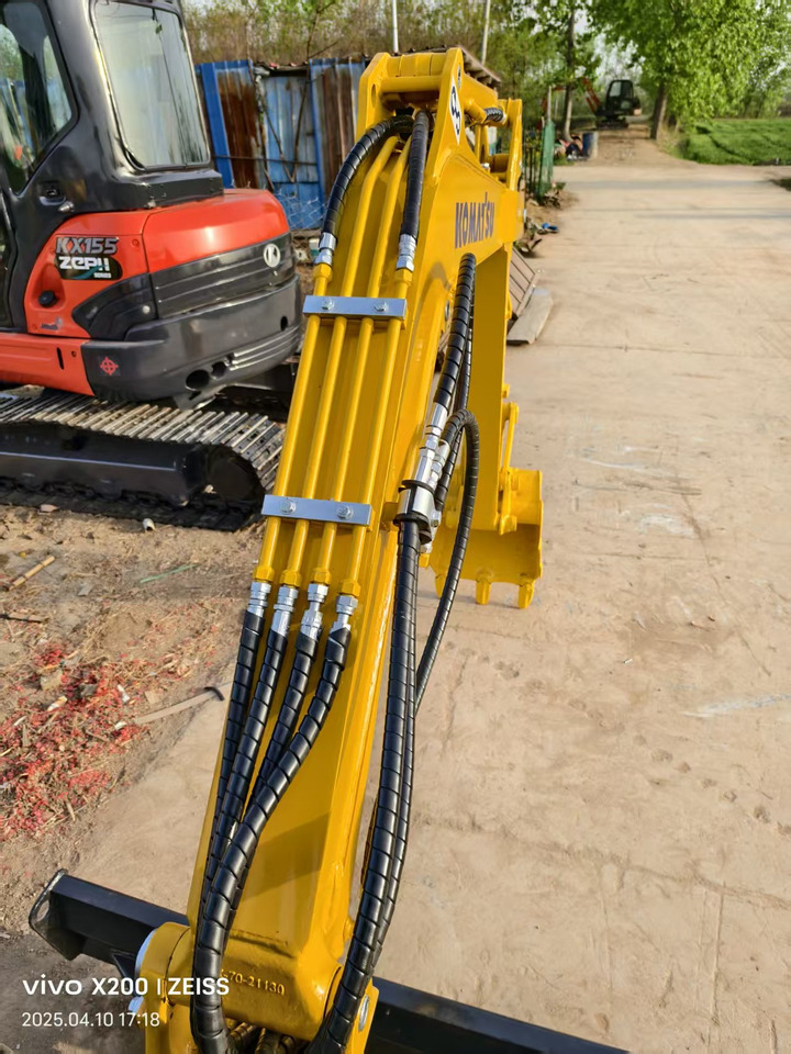 Mini excavator KOMATSU 20MR: picture 7