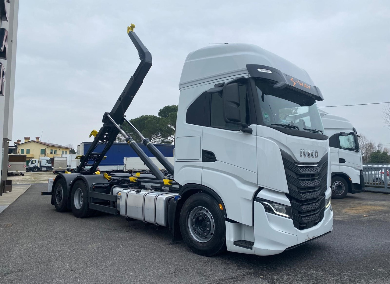 IVECO S-WAY AS260S48 - Hook lift truck: picture 2 IVECO S-WAY AS260S48 - Hook lift truck: picture 2