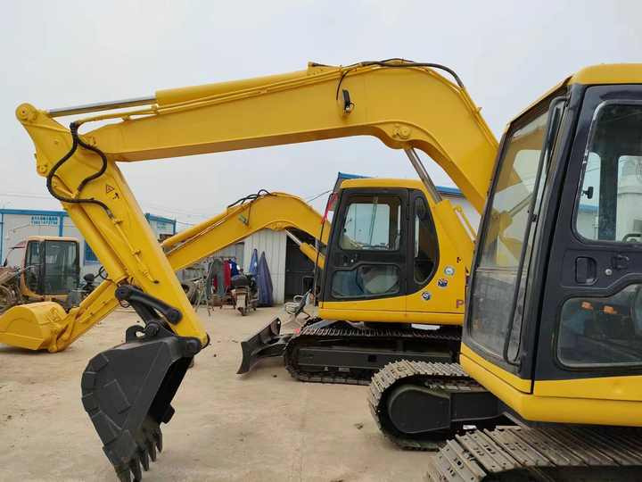 Cheap Used Komatsu PC60-7 Crawler Excavator with High Efficiency Used Heavy Machinery Komatsu P60-7 Digger Cheap for Sale - Crawler excavator: picture 3 Cheap Used Komatsu PC60-7 Crawler Excavator with High Efficiency Used Heavy Machinery Komatsu P60-7 Digger Cheap for Sale - Crawler excavator: picture 3