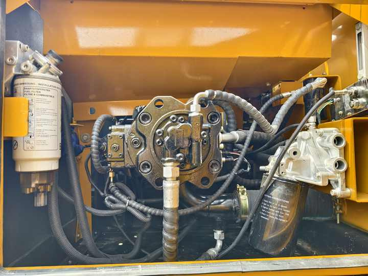 USED SANY 215C Excavator 20tons Excavator with Good Condition for Sale - Crawler excavator: picture 5 USED SANY 215C Excavator 20tons Excavator with Good Condition for Sale - Crawler excavator: picture 5