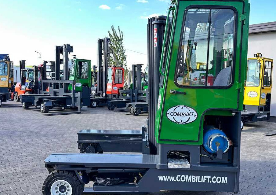 Combilift C4000 / TRIPLEX / 4900MM / GAS / FREE LIFT / FORK SIDE SHIFT / LIKE NEW - 4-way reach truck: picture 2 Combilift C4000 / TRIPLEX / 4900MM / GAS / FREE LIFT / FORK SIDE SHIFT / LIKE NEW - 4-way reach truck: picture 2