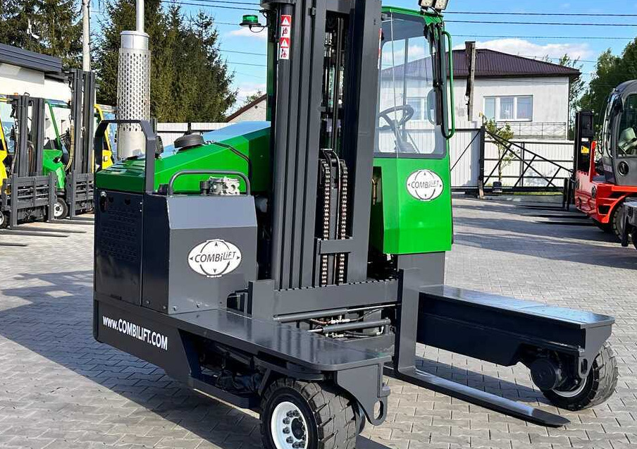 Combilift C4000 / TRIPLEX / 4900MM / GAS / FREE LIFT / FORK SIDE SHIFT / LIKE NEW - 4-way reach truck: picture 4 Combilift C4000 / TRIPLEX / 4900MM / GAS / FREE LIFT / FORK SIDE SHIFT / LIKE NEW - 4-way reach truck: picture 4