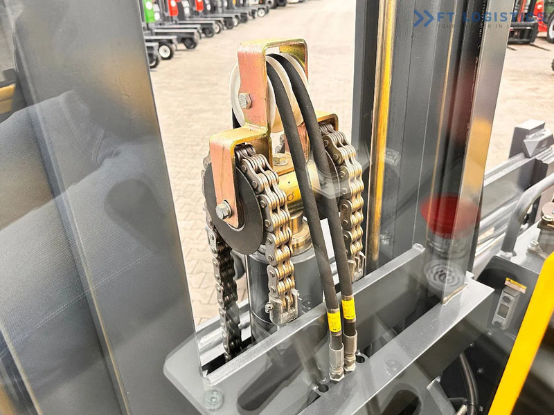 Combilift C4500 / DUPLEX / 4050MM / DIESEL / WIDE POSITIONER / FREE LIFT C4500 / DUPLEX / 4050MM / DIESEL / WIDE POSITIONER / FREE LIFT - 4-way reach truck: picture 2 Combilift C4500 / DUPLEX / 4050MM / DIESEL / WIDE POSITIONER / FREE LIFT C4500 / DUPLEX / 4050MM / DIESEL / WIDE POSITIONER / FREE LIFT - 4-way reach truck: picture 2