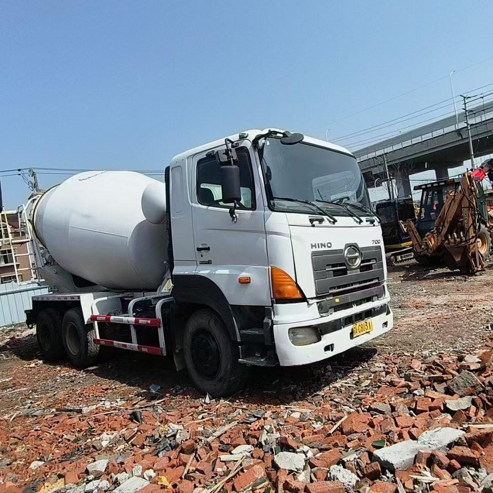 HINO 700  - Tank truck: picture 2 HINO 700  - Tank truck: picture 2