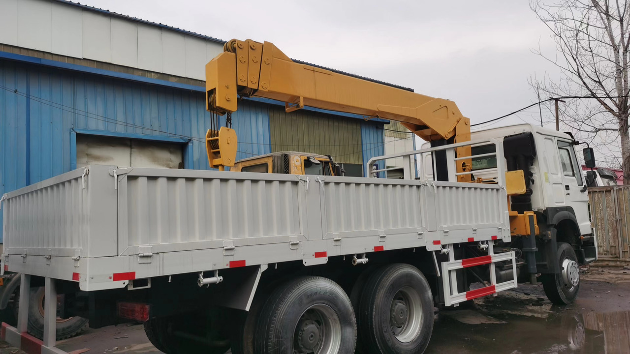 HOWO 371 - Crane truck: picture 2 HOWO 371 - Crane truck: picture 2