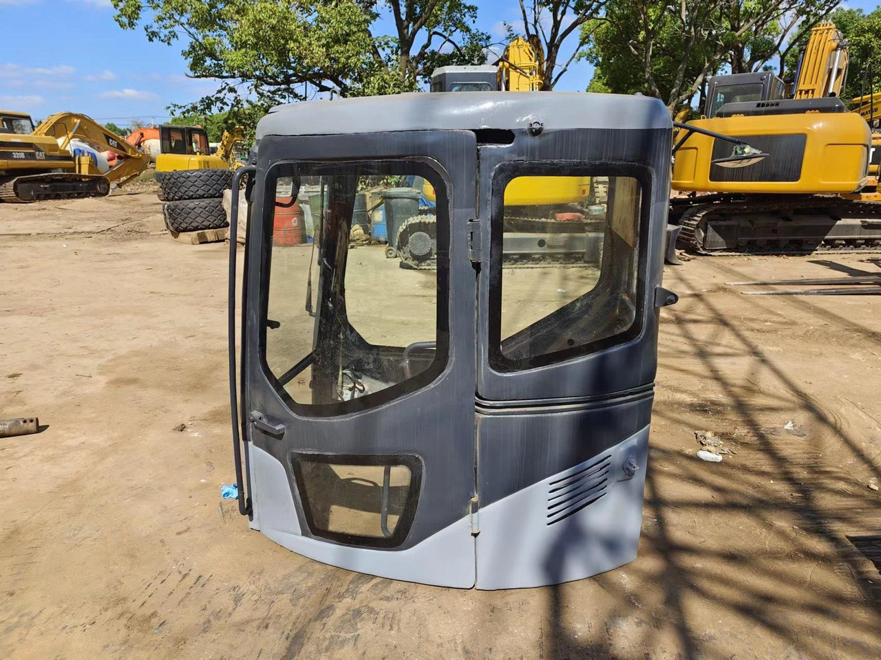 KOMATSU PC78US-6 - Cab for Excavator: picture 2 KOMATSU PC78US-6 - Cab for Excavator: picture 2