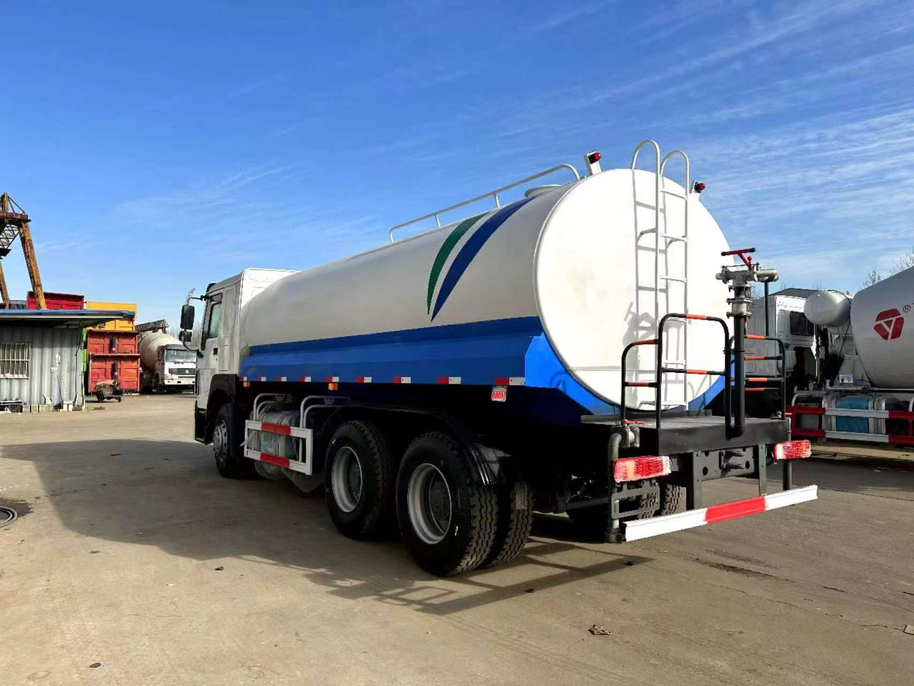 SINOTRUK HOWO 371 20 cubic meter  sprinkler - Container transporter/ Swap body truck: picture 3 SINOTRUK HOWO 371 20 cubic meter  sprinkler - Container transporter/ Swap body truck: picture 3