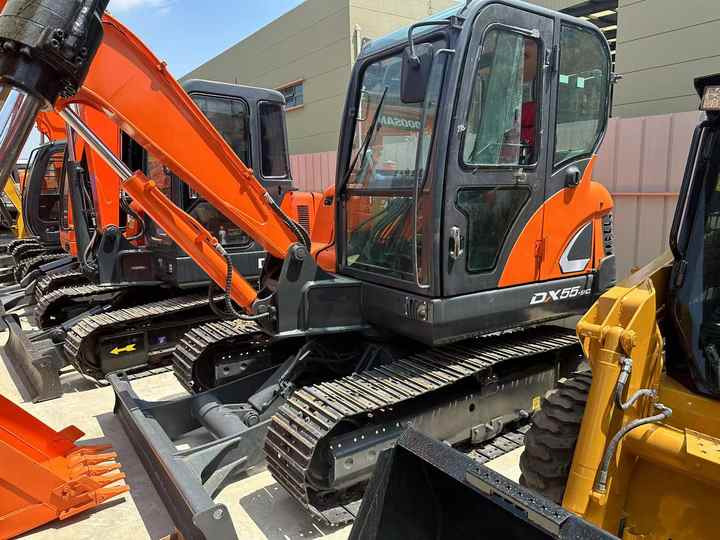 Used Excavator Doosan DX55 Excavators Mini Equipment Earth Moving Machinery Doosan Digger Excavator for Sale - Crawler excavator: picture 2 Used Excavator Doosan DX55 Excavators Mini Equipment Earth Moving Machinery Doosan Digger Excavator for Sale - Crawler excavator: picture 2