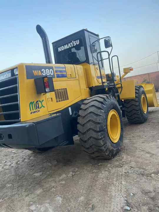 Used Komatsu WA380-3 Front Loader in Very Good Condition Strong Power komatsu 380 Wheel Loader Low Price Hot Sale - Wheel loader: picture 5 Used Komatsu WA380-3 Front Loader in Very Good Condition Strong Power komatsu 380 Wheel Loader Low Price Hot Sale - Wheel loader: picture 5