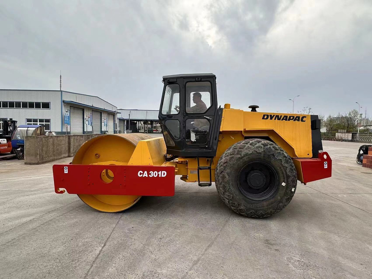 DYNAPAC CA301D - Road roller: picture 1 DYNAPAC CA301D - Road roller: picture 1