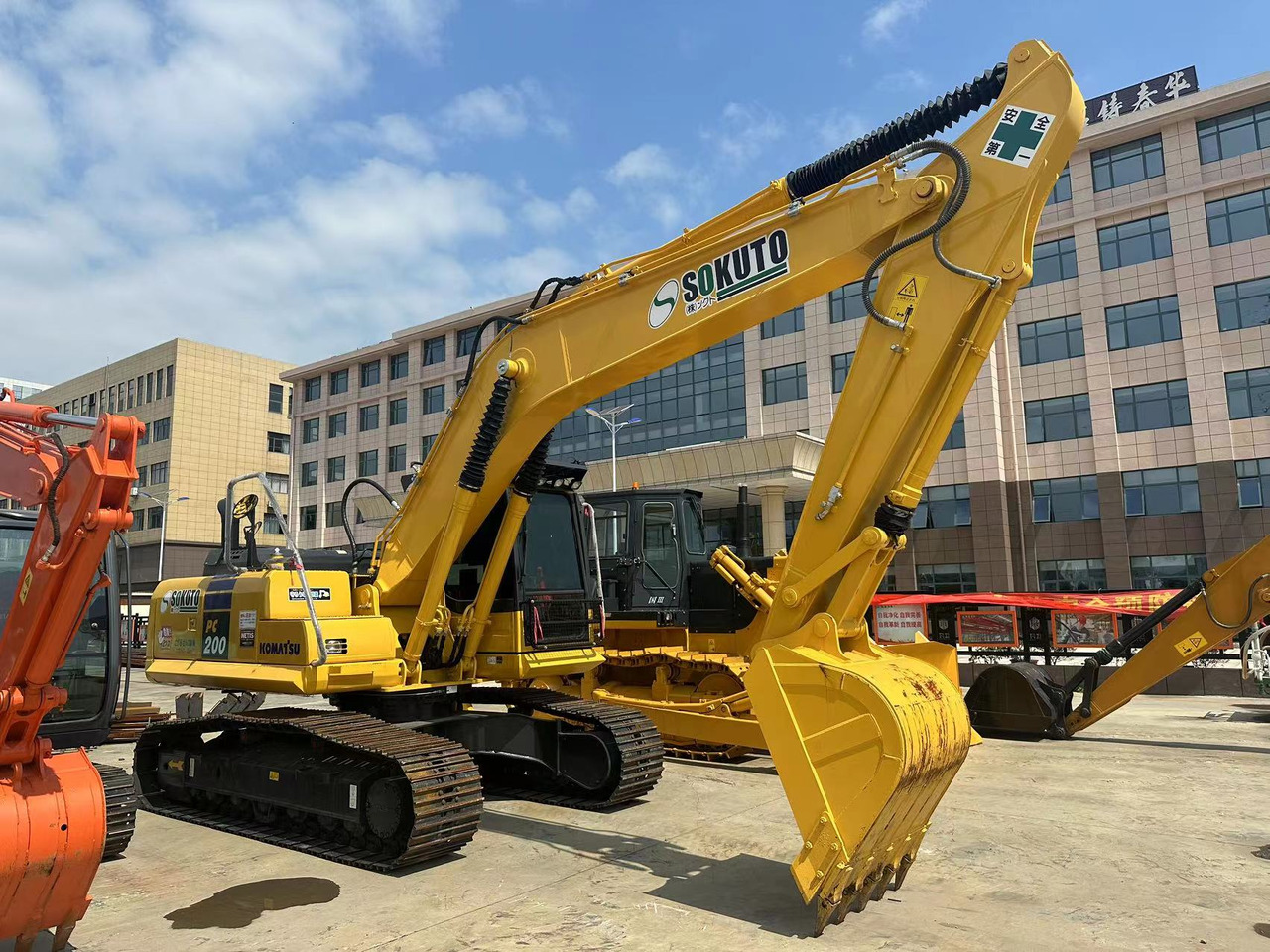 KOMATSU PC200-8N1 - Crawler excavator: picture 1 KOMATSU PC200-8N1 - Crawler excavator: picture 1