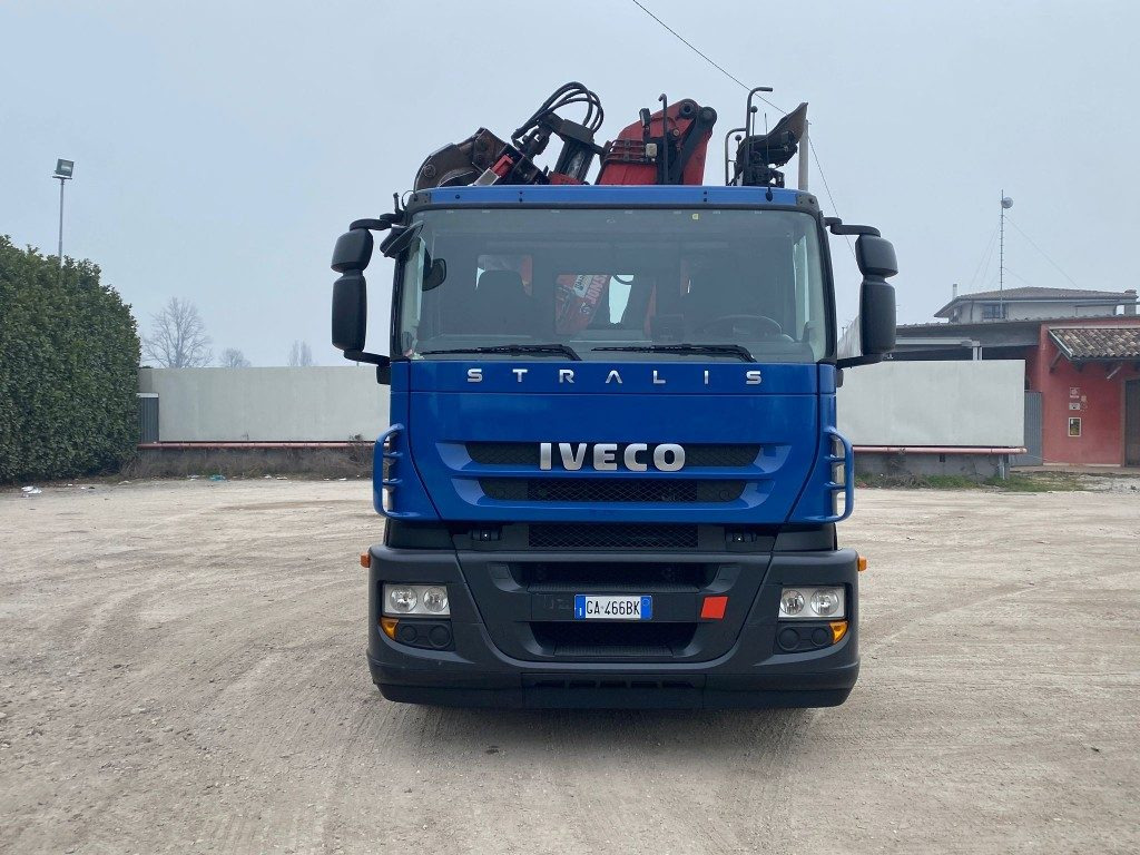 IVECO STRALIS 260.450 SCARRABILE CON GRU - Hook lift truck: picture 2 IVECO STRALIS 260.450 SCARRABILE CON GRU - Hook lift truck: picture 2