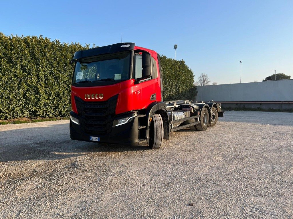 IVECO X-WAY AD260 NUOVO TARGATO SCARRABILE - Hook lift truck: picture 1 IVECO X-WAY AD260 NUOVO TARGATO SCARRABILE - Hook lift truck: picture 1