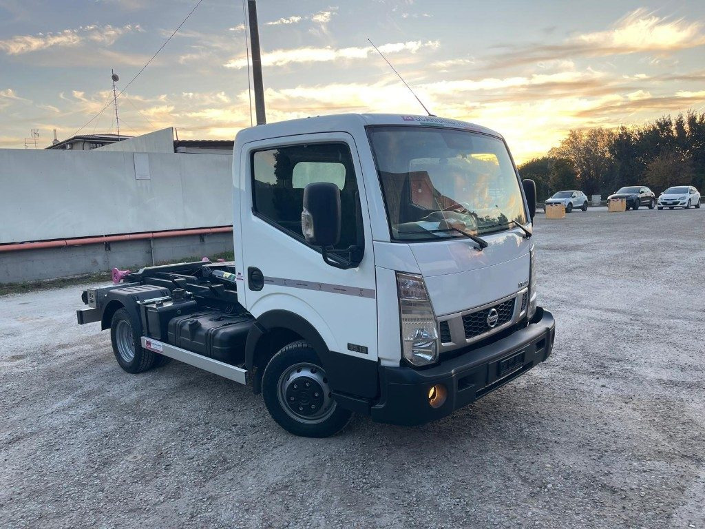 NISSAN NT400 SCARRABILE PATENTE B - Hook lift truck: picture 3 NISSAN NT400 SCARRABILE PATENTE B - Hook lift truck: picture 3