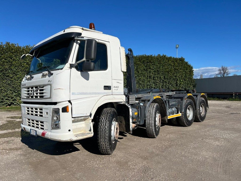 VOLVO FM440 SCARRABILE - Hook lift truck: picture 1 VOLVO FM440 SCARRABILE - Hook lift truck: picture 1