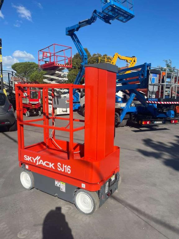 SkyJack SJ-16 - Vertical mast lift: picture 2 SkyJack SJ-16 - Vertical mast lift: picture 2