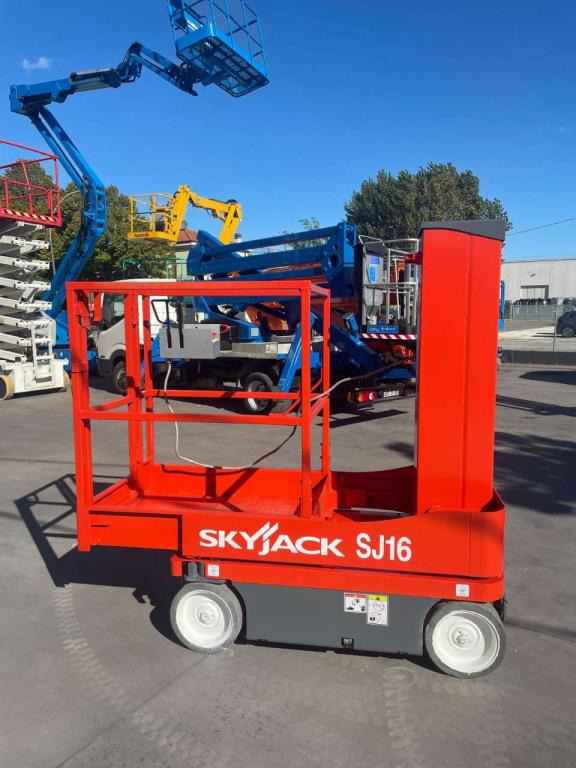 SkyJack SJ-16 - Vertical mast lift: picture 1 SkyJack SJ-16 - Vertical mast lift: picture 1